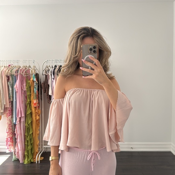 Off the shoulder blouse (s) - Picture 3 of 3